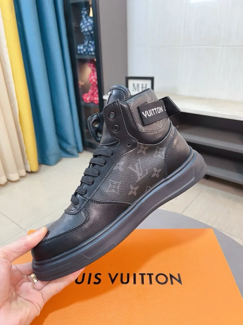 Men's shoes 💰440🌹🌹【LOUIS VUITTON】Same style on Louis Vuitton* official website🚹Men's high-top casual shoes❤️Same style as popular celebrities and big names ~ Best-selling at home and abroad Lv focuses on the checkerboard series...Imported first-layer cowhide with special fabrics➕Full sheep leather lining➕Brand-specific hollow outsole💎Produced by OEM The highest version🔍🔍Number of codes: 38-44,